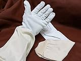 Für diese Handschuhe werden die besten, für den Arbeitsschutz verfügbaren, Rindlederqualitäten ausgesucht, die bei dieser Stärke so weich wie möglich gearbeitet werden. Die Handschuhe sind nicht beschichtet, das Leder atmungsaktiv und das bei gutem Tastgefühl und hohem Schutz