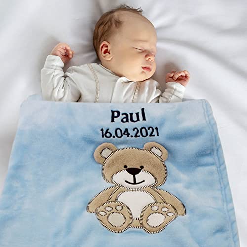 Cozy Racoon Babydecke bestickt mit Namen und Geburtsdatum | Weiche Kuscheldecke für Baby Jungen und Mädchen I Personalisiertes Geschenk zur Taufe, Geburt oder als Erstausstattung I Blaue Decke mit Bär