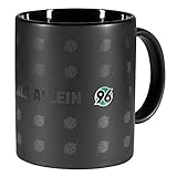 Mit 96 gut in den Tag starten: Gemütlich am Frühstückstisch oder bei der Arbeit im Büro kannst Du zeigen, zu welchem Verein Du gehörst. Die Tasse im schwarzen Ton-in-Ton-Design darf da auf keinen Fall fehlen!