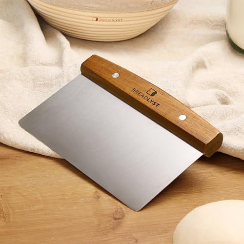 Foto von BREADLYST® Premium Teigkarte Groß, Teigschneider aus Edelstahl 18 cm mit Holzgriff – Ideales Backzubehör für Brot, Pizza und Grill – Robuster Teigtrenner und Teigschaber für Hobbybäcker und Profis