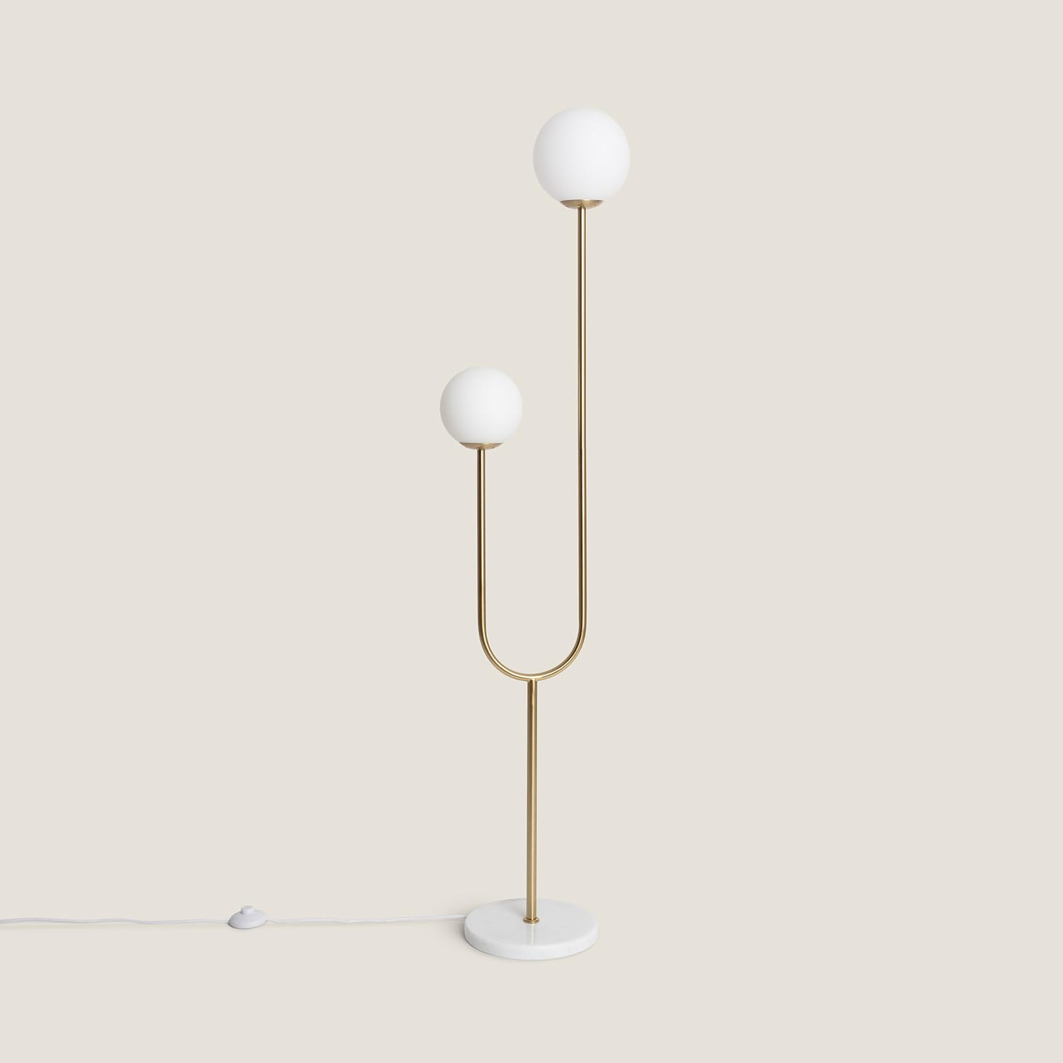 LEDKIA Lámpara de Pie Metal y Cristal Moonlight Brass 2 Focos Dorado | Diseño Moderno | 2 Focos E27 | Ideal para Salón y Dormitorio | Ahorro de Espacio | Acabados en Metal y Cristal