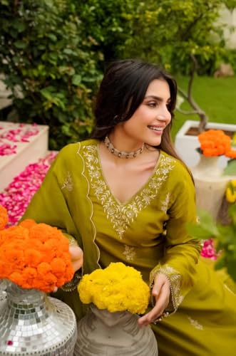 Image of Klosia Women Embroidery Solid Straight Kurta and Pant Set with Dupatta