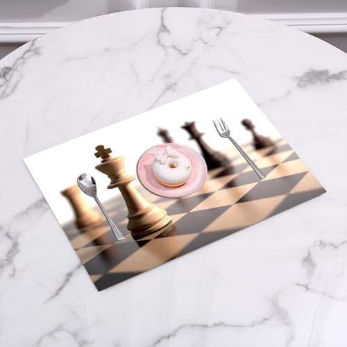 EYLOZS Tovagliette Lavabili,Set di 4 Tovagliette Colazione in PVC,Antiscivolo,Resistenti al Calore,per Tavolo da Cucina,Arte degli scacchi, re degli scacchi di colore chiaro in primo piano, s,45x30cm