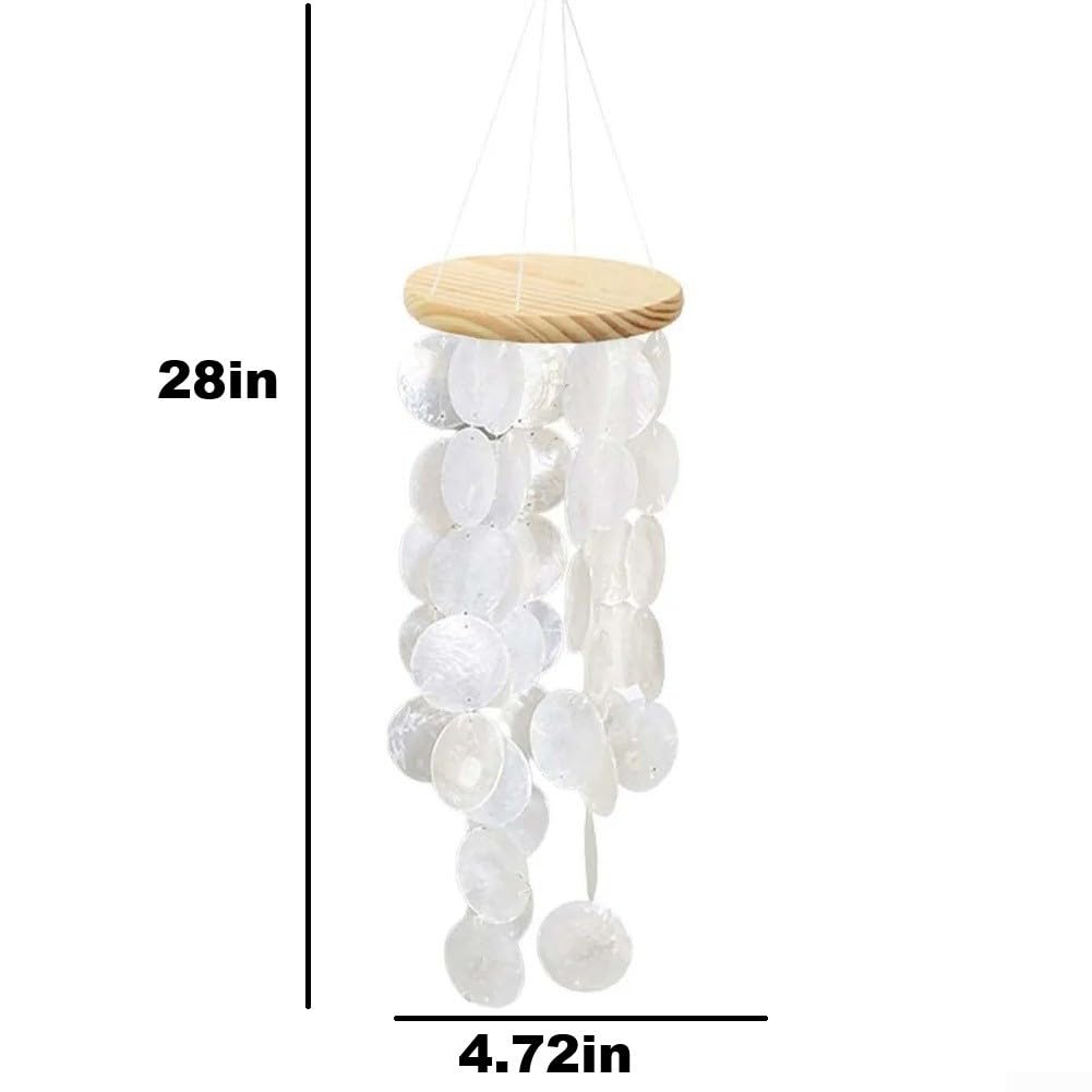 Handgefertigtes 71,1 cm großes Capiz-Muschel-Windspiel mit runden Muscheln und Holzplatte, entworfen für den Außenbereich, um Ihrem Raum ruhige Klänge und Küstenstil zu verleihen (weiß)