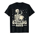 Photo Gallery staying alive funny skeleton coffee, teschio alla moda retrò maglietta Photo Gallery staying alive funny skeleton coffee, teschio alla moda retrò maglietta