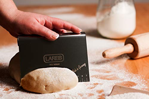 Foto von Lares Teigkarte/Teigspachtel/Kuchenschneider - 22cm - aus hochwertigem Edelstahl & mit Skalierung - Made in Germany
