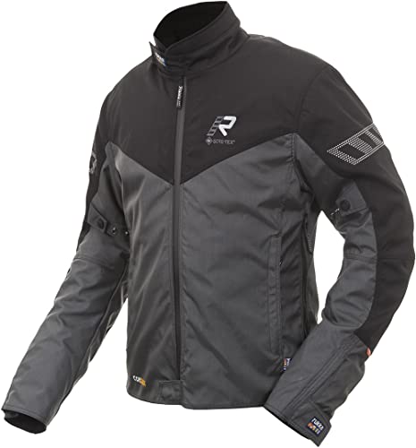 tessuto esterno Nylon 500D resistente all'abrasione collare morbido in neoprene Membrana 100% traspirante, impermeabile E Gore-Tex Regolazione della larghezza a fascia in vita con Velcro fissaggio regolazione della larghezza alla fine del manicotto con fissaggio in cerniera a 360 gradi, può essere collegata a qualsiasi pantalone Rukka Aperture di ventilazione con cerniera e membrana a rete per una ventilazione ottimale due tasche esterne uno all'interno della tasca, impermeabile, compreso il vano del telefono cellulare D3O Protezioni LP1 su spalle e gomiti, confermate secondo lo standard EN 1621-1 2012 Riflettori sulla parte superiore delle braccia e della schiena