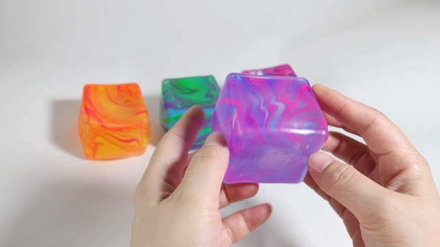 Cubes Anti-Stress Silencieux, Lot de 3 - Jouets Sensoriels Remplis de Gel à Haute Densité pour l'Anxiété, la Concentration et la Salle de Classe pour Enfants et Adultes Cubes Anti-Stress Silencieux, Lot de 3 - Jouets Sensoriels Remplis de Gel à Haute Densité pour l'Anxiété, la Concentration et la Salle de Classe pour Enfants et Adultes
