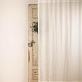 SICHTSCHUTZ: Die halbtransparente Leinengardine bietet tagsüber guten Sichtschutz ohne das Tageslicht komplett zu schucken.