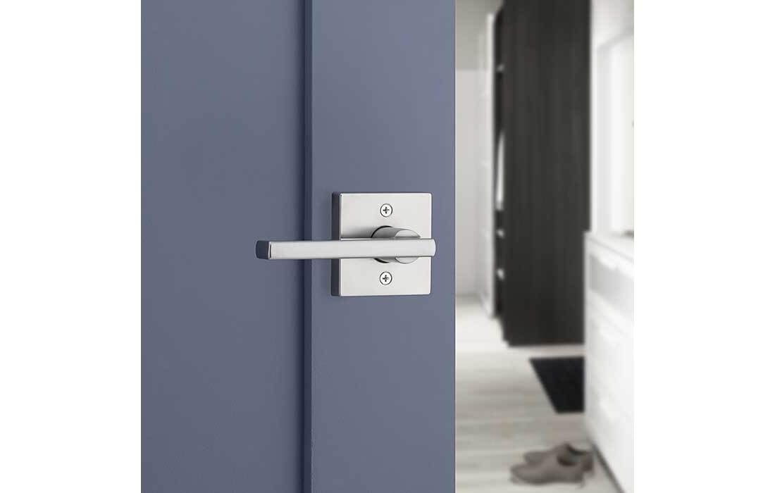 Kwikset 730HFLSQT-26D - Manija Halifax con cerradura de puerta cuadrada de privacidad con pestillo 6AL y acabado cromado satinado RCS Strike
