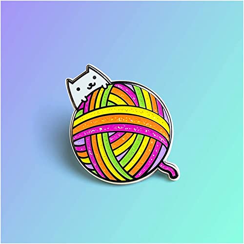 Broche de gatito blanco con bola de hilo amuleto de moda felina