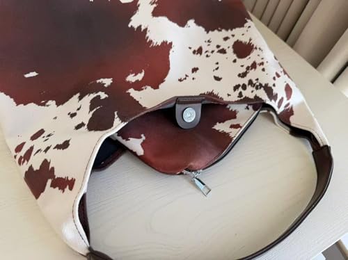 Bolso Hobo Grande de Gamuza Café con Estampado de Vaca miniatura 7
