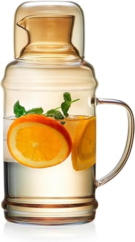 ピッチャー 耐熱ガラス 冷水筒 麦茶 満水容量1100ml 蓋付き 冷蔵庫対応 直火対応 熱湯可 電子レンジ対応 レモン水 紅茶 麦茶 水 レモネード お茶用 (1.1 L,こはくいろ)
