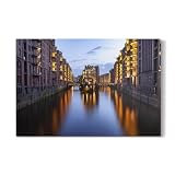 artboxONE Galerie-Print 60x40 cm Speicherstadt Hamburg bei Nacht hochwertiges Acrylglas auf Alu-Dibond von Dreamtours