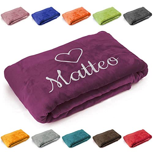 Kuscheldecke 'Herz' mit Name oder Wunschtext bestickt, Geschenk zu Valentinstag, Geburtstag, Hochzeitstag, 200cm x 150cm extra weiche & gemütliche Sofadecke/Wohndecke, hochwertiges Fleece (Beere)