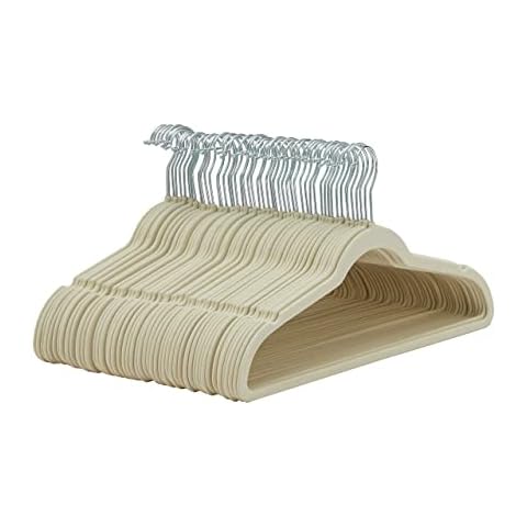 Perchas de terciopelo Amazon Basics para trajes Cover