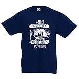 HIER HABEN DIE PRODUKTE EINE ECHTE GESCHICHTE ZU ERZÄHLEN - Machen Sie jeden Tag zu einem lustigen T-Shirt-Tag! Wir haben verschiedene Ideen für Weihnachtshemden, originelle Designs für Tierliebhaber, niedliche inspirierende T-Shirts. Machen Sie sich mit unseren Kinderhemden fit für die Schule. Überraschen Sie Ihr Kind mit einem besonderen Geschenk. Entdecken Sie die coolsten T-Shirts oder bestellen Sie ein Kinder-Slogan-T-Shirt. Die frischen T-Shirts für deine wunderschönen Kinder sind da!