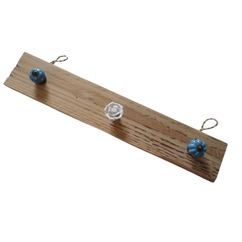 Porte manteau en bois brut fait main blanc et bleu pour entrée raffinée