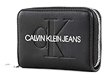 Diese kleine, aber feine Geldbörse der Marke Calvin Klein passt in wirklich jede Hosentasche. Die große Logo-Applikation auf der Vorderseite ist das Highlight und wird zusammen mit der tollen Farbe an jeder Kasse für Staunen sorgen. Überzeugen Sie sich selbst! Maße: 11,5 x 7,5 x 2 cm