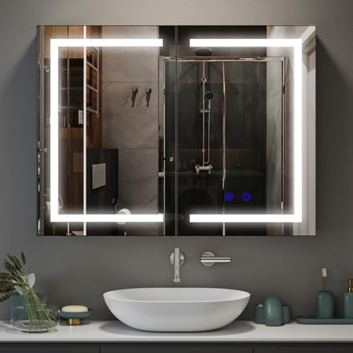 Luxstein Spiegelschrank Bad mit Beleuchtung und Steckdose, 80x60x15cm, Badezimmerschrank mit Spiegel und 2 Türen, Verstellbares Regal, Entfogging-Funktion, Wandmontage, Weiß