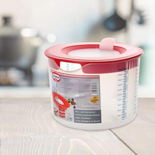 Foto von Dr. Oetker Mess- und Rührbecher 2,2 L – Multifunktionaler Küchenhelfer mit Spritzschutz, Rot/Transparent, Spülmaschinenfest