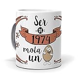 ☕ LAS TAZAS DE LOS AÑOS DE MUNDOHUEVO son tazas de cerámica de primera calidad. Ideales para desayunos, almuerzos o meriendas (té, café, chocolate, leche, zumo, bebida vegetal, infusión...) divertidas y llenas de amor. Su mensaje divertido y original te puede acompañar en cualquier momento del día junto a la bebida que más le apetezca. ¡Que nadie te diga que beber agua en una taza no mola un 🥚!