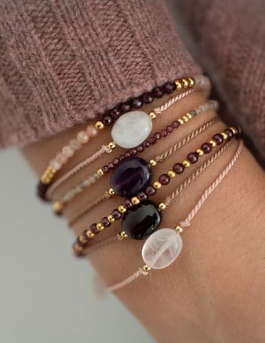 happymaker - Rosenquarz Armband Damen, handgemacht in Deutschland, Edelstein Armband rosa mit vergoldeten Perlen, Geschenkverpackung als Kraftgeber Geschenk für Frauen und Mädchen