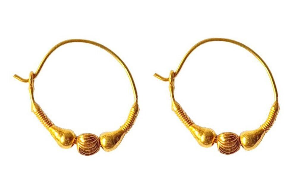 Boucles d'oreilles créoles or anti-allergie et perle unique pour oreilles sensibles