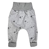 In Ökoqualität, sehr angenehm. Die Hose fällt größengerecht aus. Anfangs wird sie mit umgekrempelten Beinbündchen getragen und wächst daher mindestens eine weitere Größe mit.