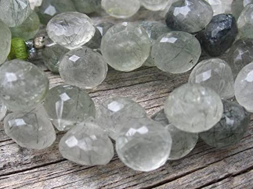 Quartz rutilé vert facetté réfractant la lumière pour customiser vos colliers