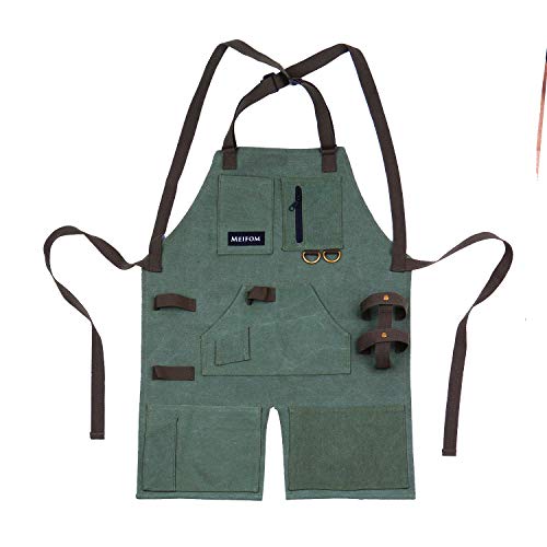 白い背景に置かれたグリーンのエプロン