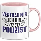 Polizist In Ausbildung Tasse Geschenk Vertrau Mir Ich Bin Fast Polizist Angehender Polizist Polizei Geschenkidee Kaffee-Becher (Rosa)