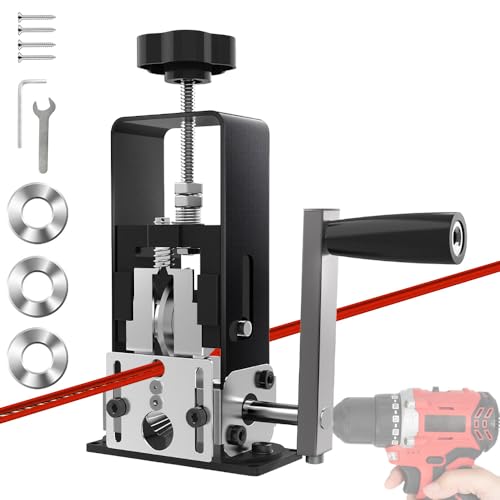 【Macchina spelafili efficiente】Questa macchina Spellacavi Elettrici diametri da 1,5 a 25 mm utilizzando quattro fori di spelatura e una lama in metallo duro regolabile. La posizione della lama può essere regolata con precisione tramite il dado di regolazione, mentre la pressione della molla e una scanalatura a V del rullo mantengono saldamente i cavi in posizione. Ciò garantisce una rimozione uniforme del materiale e riduce i tempi necessari