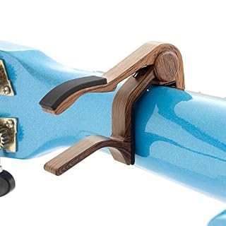 TIGER UACAPO7-LW Capo pour ukulélé soprano, concert, baryton et basse – finition bois clair - Les Beatles, Paul McCartney, John Lennon, RIngo Starr, George Harrison TIGER UACAPO7-LW Capo pour ukulélé soprano, concert, baryton et basse - finition bois clair – Image 3