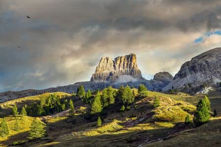adrium Cuadro en lienzo de 90 x 60 cm: Pasando Falzarego al atardecer. Valle pintoresco en medio de los Dolomitas, los majestuosos Alpes. El concepto de (140009752)
