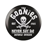 original vintage logo Style vintage : Cette épinglette ronde noire et blanche de 42 mm de diamètre arbore le célèbre logo de « Goonies » avec un crâne et des os croisés, un classique des années 80.