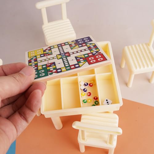 KARLOR Miniatur-Ludo-Spieltisch Set, Tisch mit 4 Stühlen Spielbrett Würfel Spieler, Vintage Bistro Stil Bücherregal Dekoration Miniatur Szene Tischdekoration ab 14 Jahre
