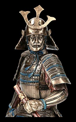 Guerrier japonais samouraï en armure avec deux épées 23cm