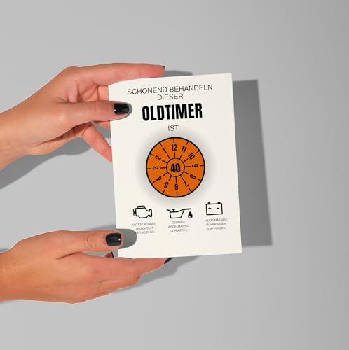 WBdesignz Geburtstagskarte „Oldtimer - 40 Jahre“ - Lustige TÜV-Plaketten-Optik in Orange & Schwarz - Humorvolle Glückwunschkarte für Männer zum 40. Geburtstag - inkl. Umschlag (DIN A6)