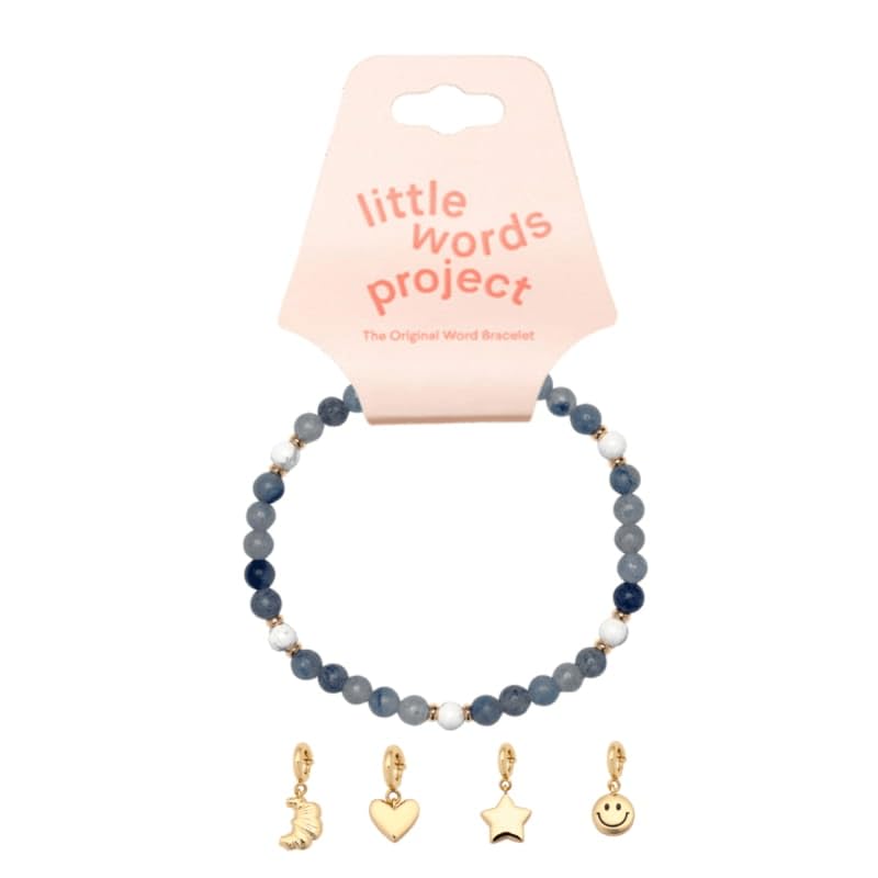 Pulsera con dijes de piedra azul de Little Words Project, con dijes de croissant, corazón, estrella y cara sonriente. Hecha con cuentas de colores y herrajes de latón chapado. Diseño artesanal. Talla XS.