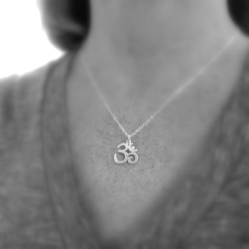 Om-Halskette/Anhänger aus 925er Sterlingsilber|Zen-Yoga-Schmuck|Kleines, einfaches Ohm-Symbol|Zarter Anhänger|Für jeden Tag|Zierlicher Schmuck|Geschenk | Mit 45,7 cm langer Kette | Versilbert | 0521