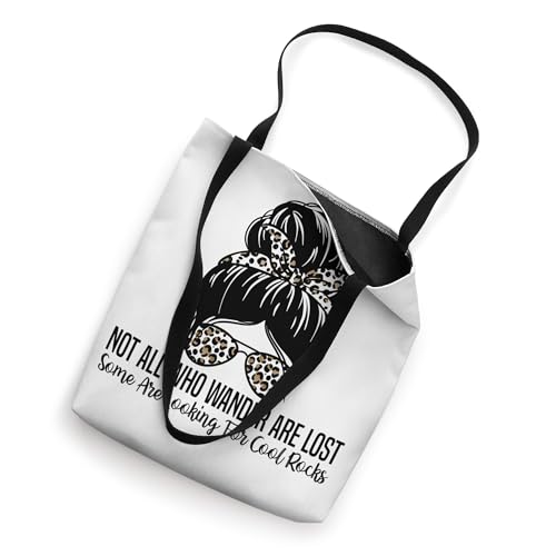 Bolso tipo tote con frase 'No todos los que vagan están perdidos, algunos buscan piedras geniales' miniatura 2