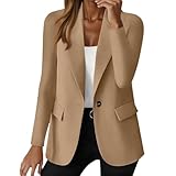 blazer beige pull and bear Ses boutures avant et ses manches longues, il présente des finitions impeccables. Des détails fonctionnels comme des poches latérales ou une boutonnière sur la poche poitrine ajoutent à son authenticité.