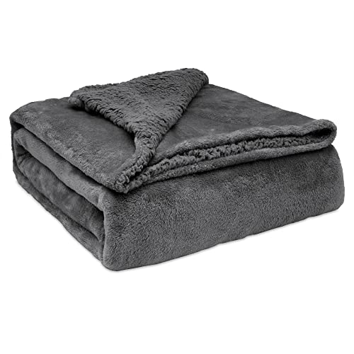 briebe Manta Sofá Invierno Grande Sedalina Lisa y Borreguito Polar Sherpa 220x240cm, Plaid Calentita, Gruesa y Extra Suave 100% Microfibra, Lavable a Máquina, Reversible para Cama Doble (Gris Oscuro) Cover