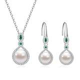 Ensemble collier et boucles d'oreilles pour femmes : Cet ensemble de collier et de boucles d'oreilles de mariage en perles et diamants comprend 3 fausses perles de culture (8 mm et 10 mm) et des accents brillants en zircon cubique. Les perles délicates symbolisent les nouveaux départs, la pureté et l'abondance ! Ce collier de perles ajoute de l'éclat à votre look