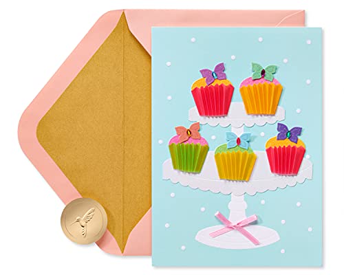 Carte d'anniversaire Papyrus cupcake et papillon pour accompagner un cadeau mémorable