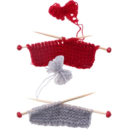 Modèles miniatures de pulls tricotés en laine rouge et gris pour micro-paysage