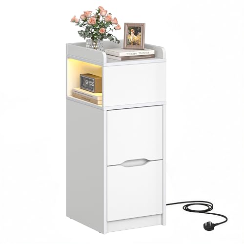 Quikraen Schmaler Nachttisch mit Steckdose und LED Beleuchtung, Moderner Beistelltisch mit 2 Schubladen und 1 offenem Fach, Kleiner Nachtschrank für Schlafzimmer, Weiß (26.2x29.6x65cm)