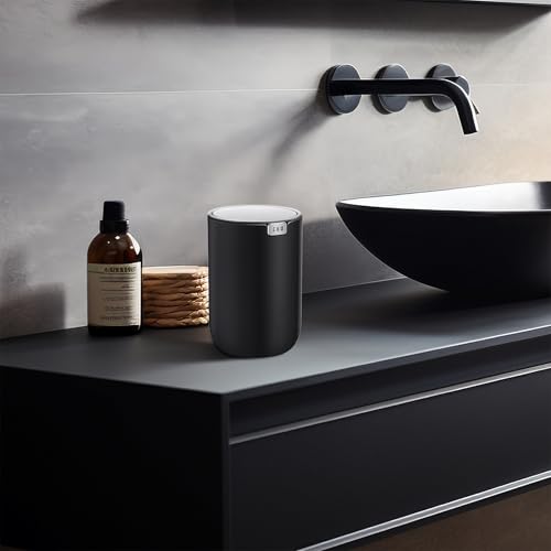 EKO Mini Tischmülleimer mit deckel, 1,5 L Kosmetikeimer Schwarz, Kleiner Tischabfalleimer für Bad, Schreibtisch, Schlafzimmer oder Auto, Mülleimer mit Edelstahl-Sockel, Small Table Bin, Papierkorb