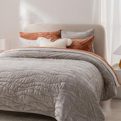 EverGrace Luxury Velvet Quilt Queen Size, Ultra Soft Wave Crushed Velvet Bedding Set, Lightweight Quilted Comforter Set for All Season, Oversized Bedspread Coverlet with 2 Shams, Silver Gray by EverGrace - Used condition - Image 5